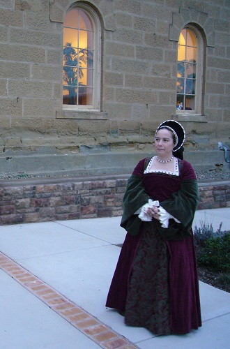 Reproduction Tudor dress. Photo and hat by Cate Jinemann.